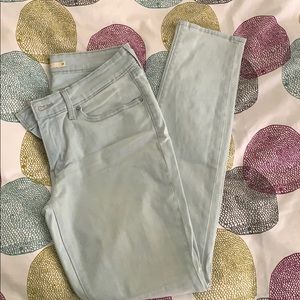 Light Levi’s 711 jeans